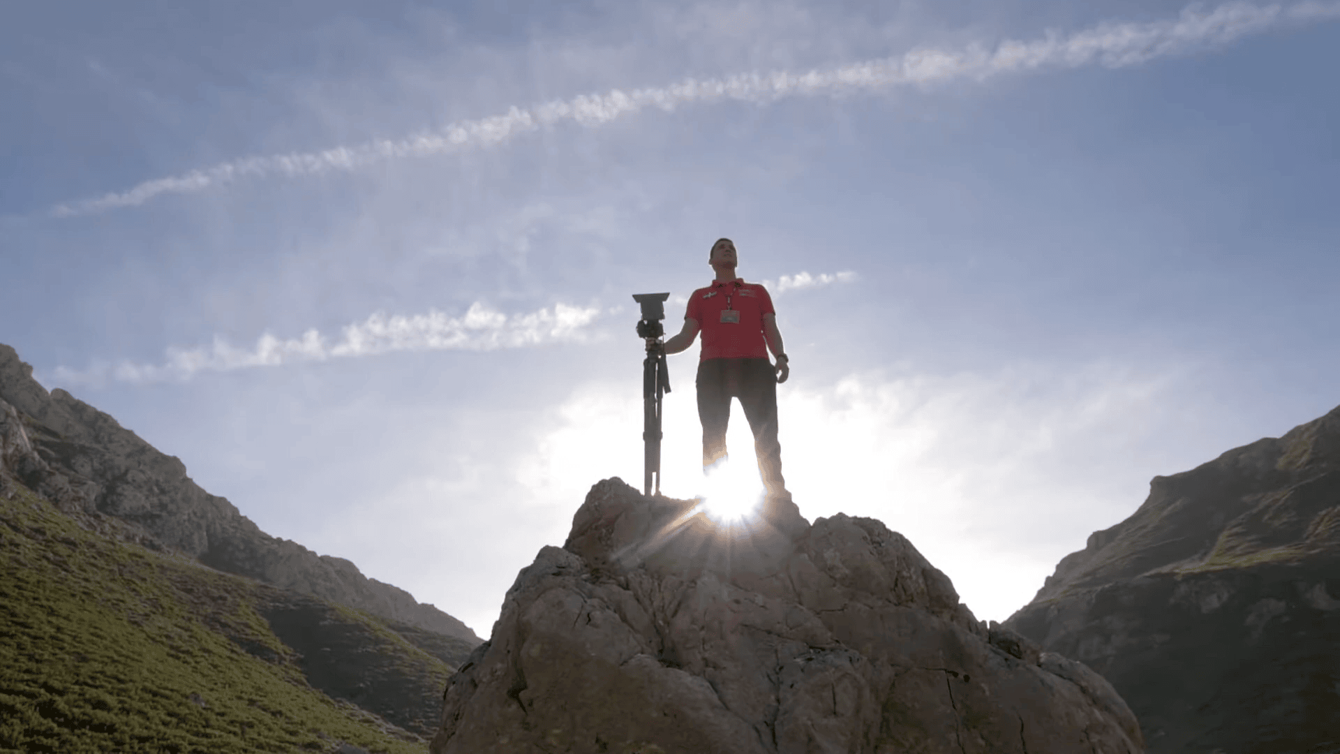 Videógrafo a contraluz en una montaña para el concurso Panasonic Lumix G