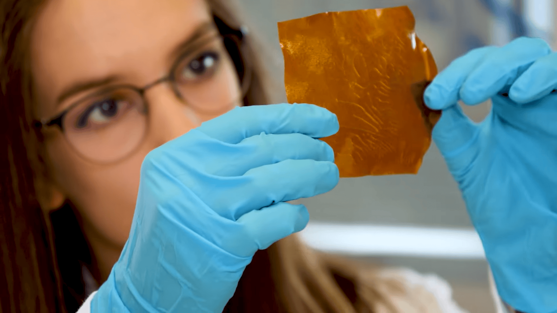 Una chica investiga para mejorar los envases de carne para prolongar la vida útil de los alimentos